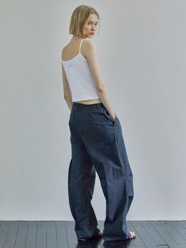 BACK PLEATS STRING PANTS / CHARCOAL - Ihr - Modalova