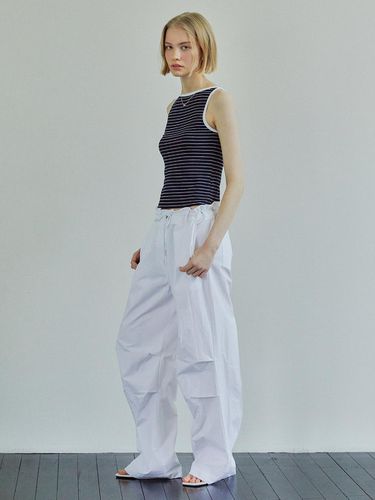 BACK PLEATS STRING PANTS / WHITE - Ihr - Modalova