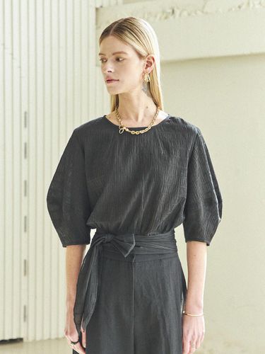 WAIST RIBBON TIE BLOUSE_BLACK - Maison de Ines - Modalova