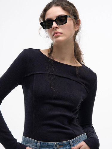 Slim Boat Neck Pin-tuck Knit [Black] - MAGJAY - Modalova