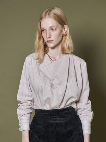 DRAPE NECK BLOUSE - Maison de Ines - Modalova