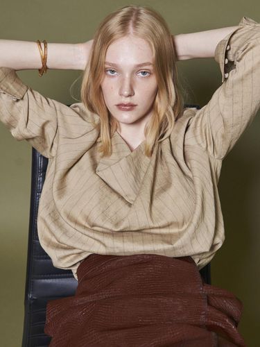 DRAPE NECK BLOUSE_LIGHT BROWN - Maison de Ines - Modalova