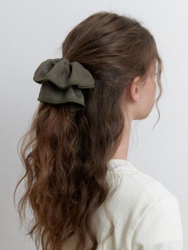 Overlock ruffle suede scrunchie - khaki - KINDABABY - Modalova