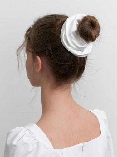 Sarah satin pearl scrunchie - white - KINDABABY - Modalova