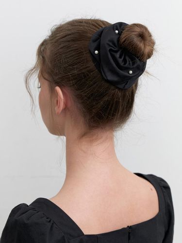 Sarah satin pearl scrunchie - black - KINDABABY - Modalova