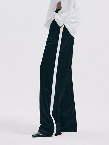 LINE WIDE TRACK PANTS (BLACK) - FOR HER - Modalova