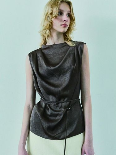 DRAPED SATIN SLEEVELESS TOP / BROWN - Ihr - Modalova