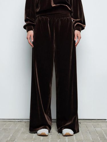 Velour Wide Smocked Pants [BROWN] - ONE - Modalova