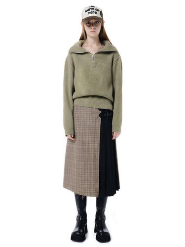 CREASE CUT OUT CHECK SKIRT / BEIGE - CERRIC - Modalova