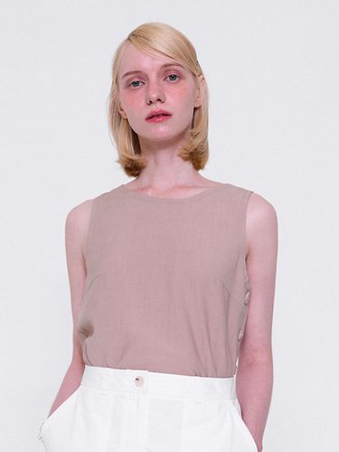 Side Button Sleeveless Top_Beige - normniq - Modalova