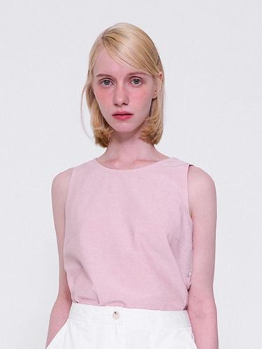 Side Button Sleeveless Top _Pink - normniq - Modalova