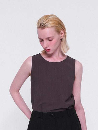 Side Button Sleeveless Top_Brown - normniq - Modalova