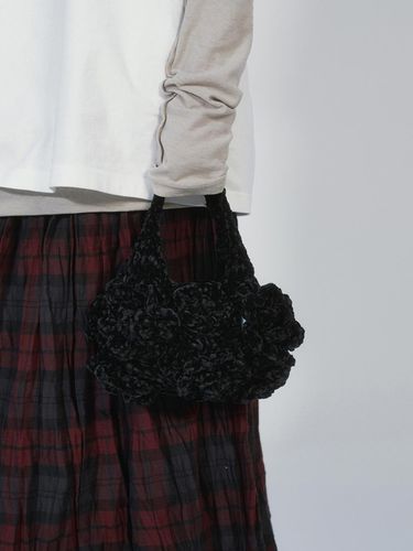 CROCHET FLOWER TOTE BAG IN BLACK - NOTHINGEVERYTHING - Modalova