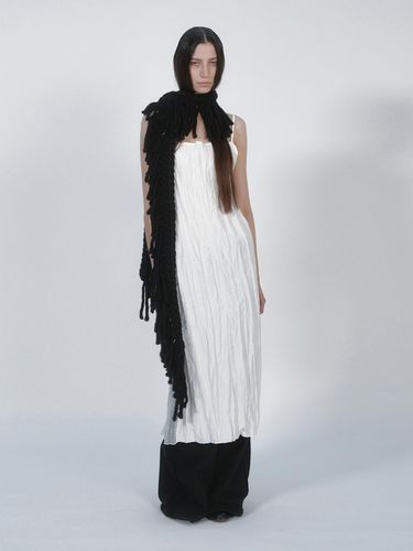 HANDMADE FRINGE SCARF IN BLACK - NOTHINGEVERYTHING - Modalova