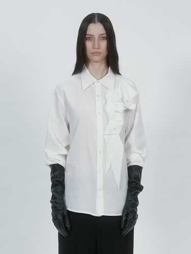 RUFFLE BLOUSE IN OFF WHITE - NOTHINGEVERYTHING - Modalova