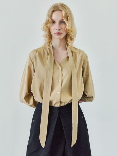 V-NECK TIE BLOUSE / BEIGE - Ihr - Modalova