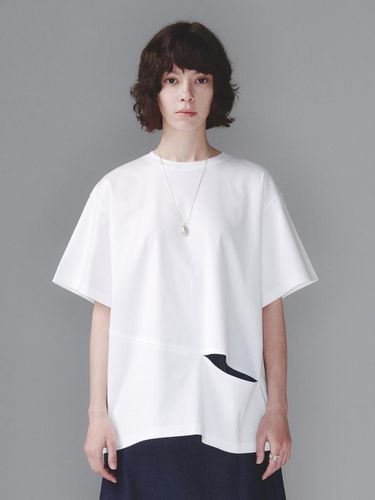 SLIT SHORT SLEEVE TOP (WHITE) - SEALOT - Modalova