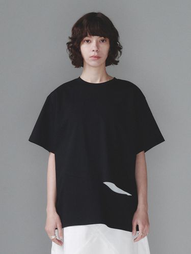 SLIT SHORT SLEEVE TOP (BLACK) - SEALOT - Modalova