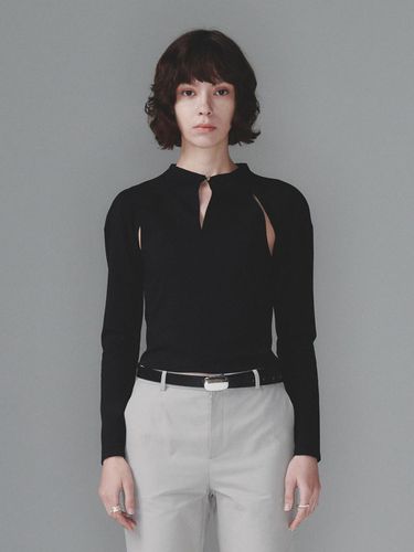 CUT OUT LONG SLEEVE TOP (BLACK) - SEALOT - Modalova