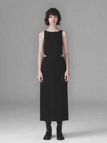 BOAT NECK CHAIN DRESS (BLACK) - SEALOT - Modalova