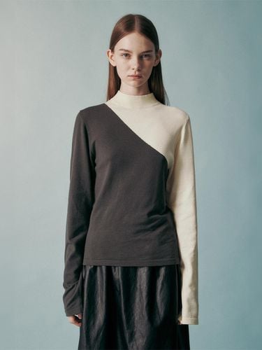 Mock Neck Two-Tone Color Block Knit Top - RE RHEE - Modalova