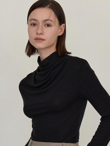 Drape Wool Turtleneck T-shirt [Black] (amr1960) - Amour moier - Modalova