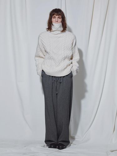 HIGH NECK CABLE KNIT SWEATER - MUNN - Modalova