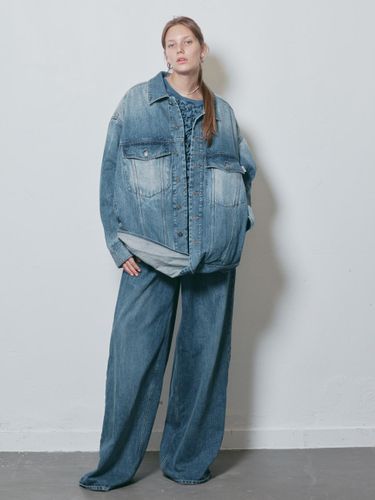 OVERSIZED DENIM MOBIUS TRUCKER JACKET - MUNN - Modalova