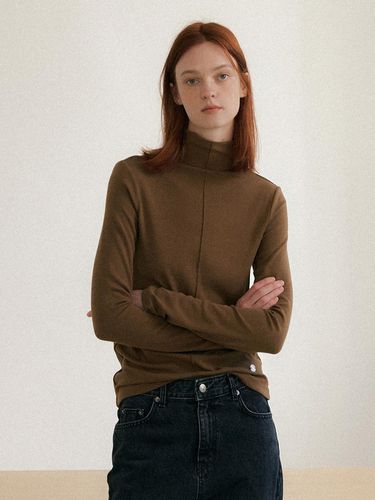 Pin tuck classic turtle neck top (2color) - HUNCH - Modalova