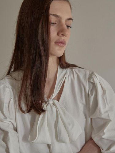 Ribbon point scarf blouse - BEMUSE MANSION - Modalova