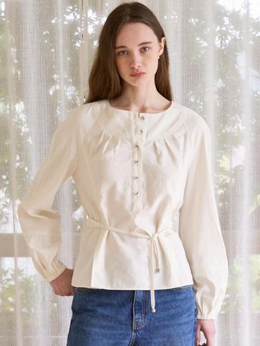 Carol Pin tuck Blouse (Light Beige) - J`ASP - Modalova