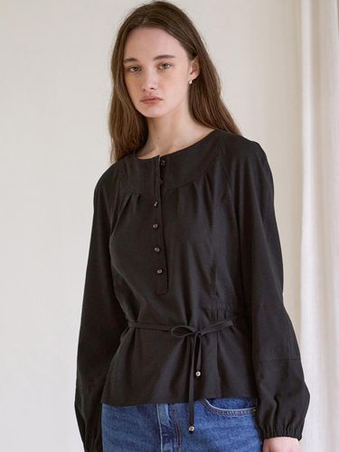 Carol Pin tuck Blouse (Black) - J`ASP - Modalova