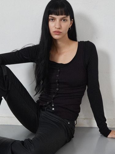 MUTE LAYERED SLEEVELESS TOP (Black) - L’EGARNET - Modalova