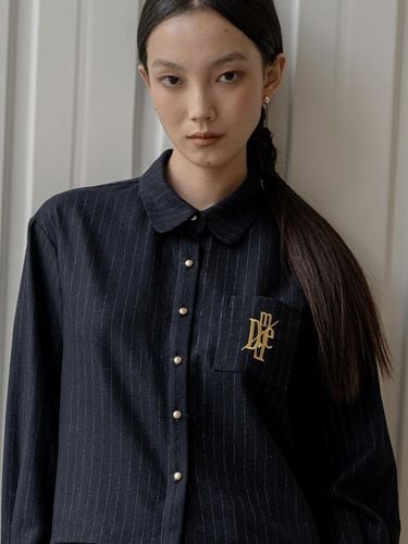 WOOL PINSTRIPE LOGO CROP BLOUSE_NAVY - DEFEMME - Modalova