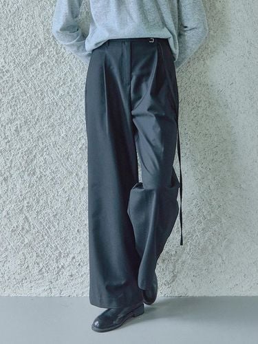 WIDE TUCK BELTED PANTS / CHARCOAL - Ihr - Modalova