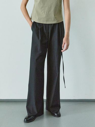 WIDE TUCK BELTED PANTS / BLACK - Ihr - Modalova