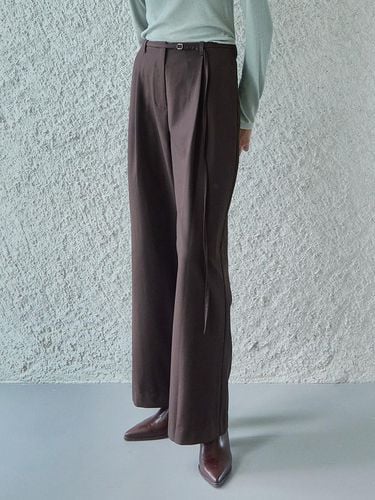 WIDE TUCK BELTED PANTS / DARK BROWN - Ihr - Modalova