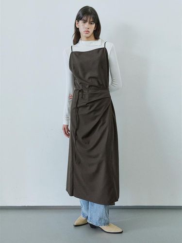 WRAP SLEEVELESS LONG DRESS / BROWN - Ihr - Modalova