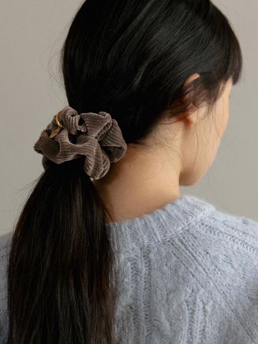 Velvet Gold Ring Medium Scrunchie - MangoManyPlease - Modalova