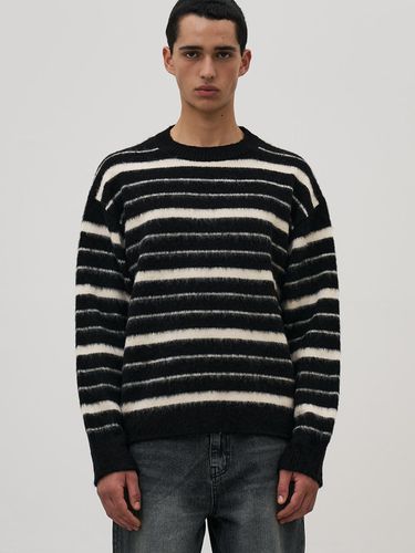 Hairy Stripe Semi-Overfit Round Knit [Black] - BASEMOMENT - Modalova