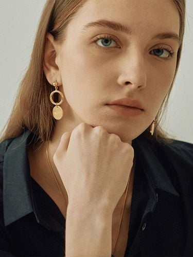 Gold Metallic Circle Earrings - FIBRENO - Modalova