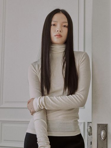 Essential Ribbed Fitted Turtleneck [WHITE] - mais - Modalova