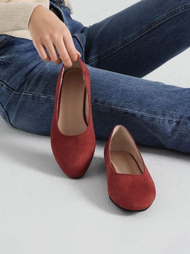 Handcrafted Suede Round Toe Flat (PLSDR3e216) - CHAAKAN - Modalova