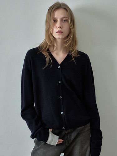 Cashmere V-neck Cardigan_navy - FACADE PATTERN - Modalova