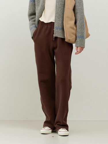 Semi Flared Sweat pants (Brown) - THE RYE - Modalova