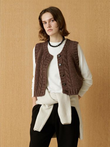 Cable Button Vest (Brown) - THE RYE - Modalova