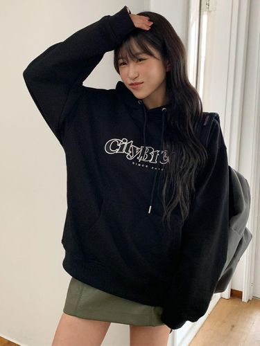 Essential City Applique Hoodie_BLACK - CITYBREEZE - Modalova