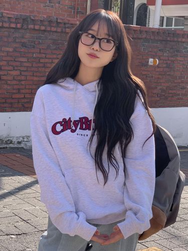 Essential City Applique Hoodie_MELANGE WHITE - CITYBREEZE - Modalova