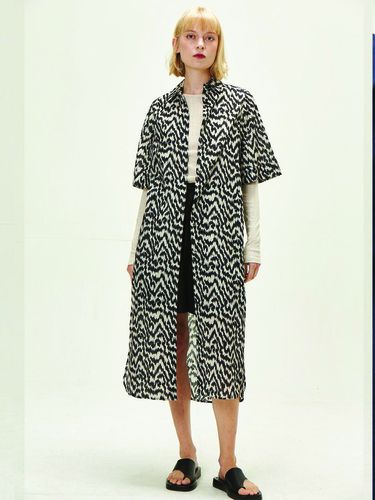 Print long robe (black) - THE AUTHOR: - Modalova