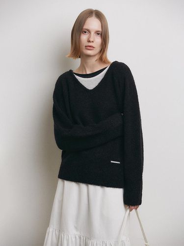 BOUCLE V NECK KNIT [BLACK] - LOW TIDE - Modalova